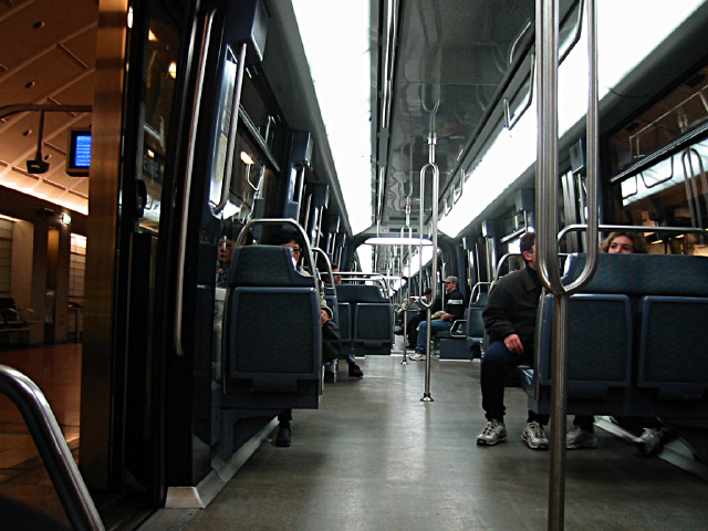 Nous rentrons chez moi en métro