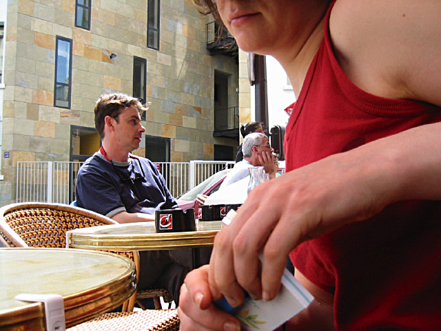 Nous buvons un café en terrasse