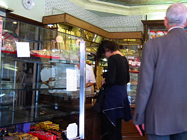 Nous allons dans une boulangerie