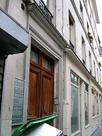 J'attends Sabine en bas de chez elle