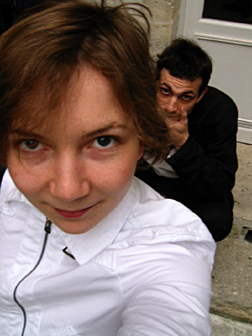 Amandine se prend en photo avec mon appareil