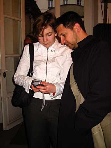 Amandine en train de montrer des photos