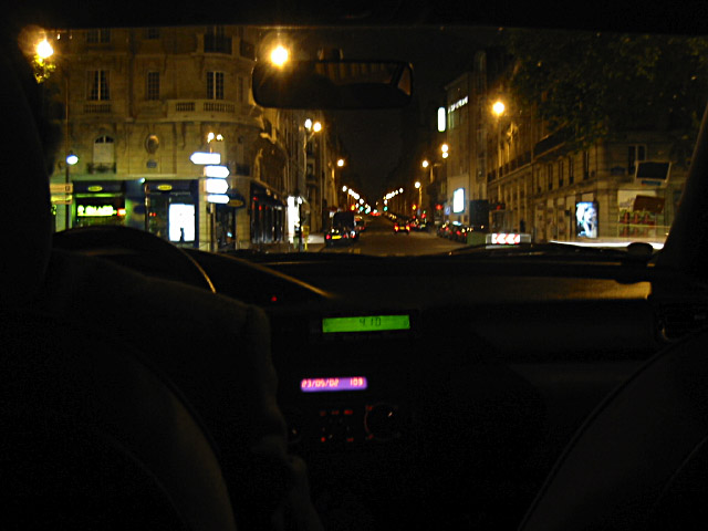 Nous prenons un taxi pour rentrer chez moi