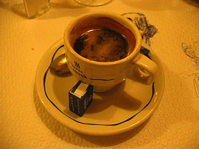 Je bois un café