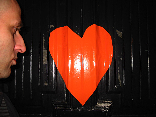 Il y a un coeur sur la porte