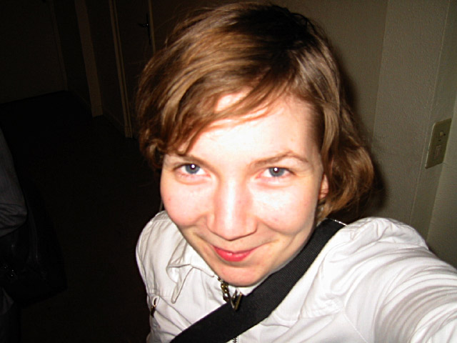 Amandine se prend en photo avec mon appareil
