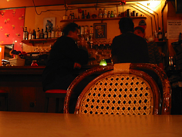 Nous allons boire un verre dans un bar