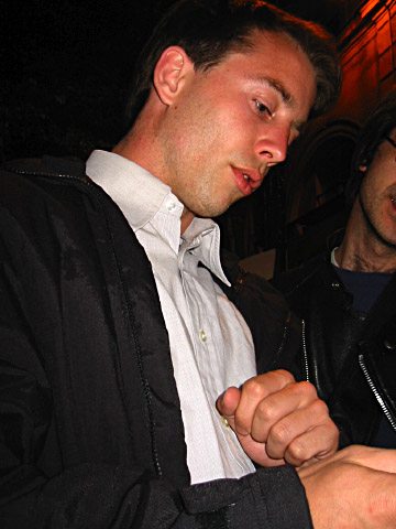 Pascal et Thierry lisent un article