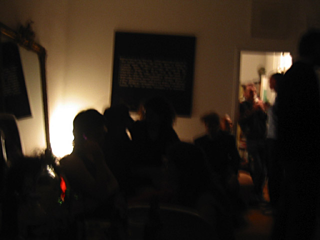 Nous arrivons à une soirée