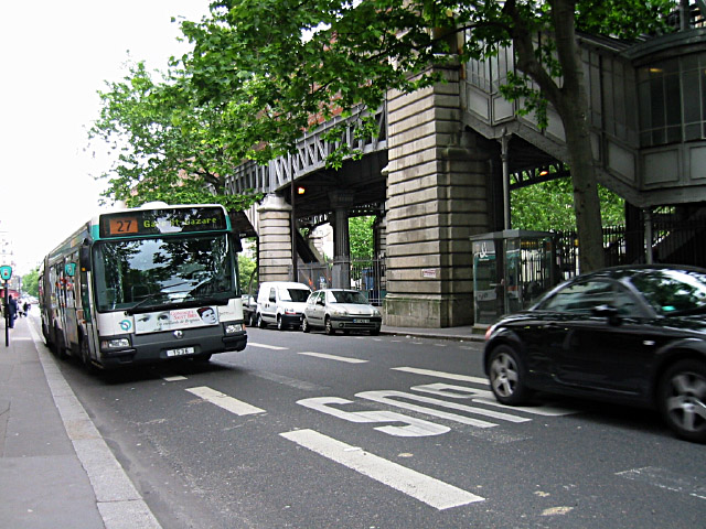 Je prends le bus jusqu'au métro Nationale