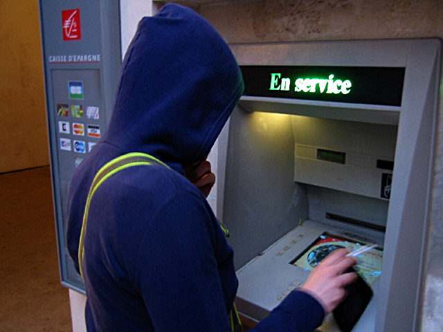 Sabine retire de l'argent