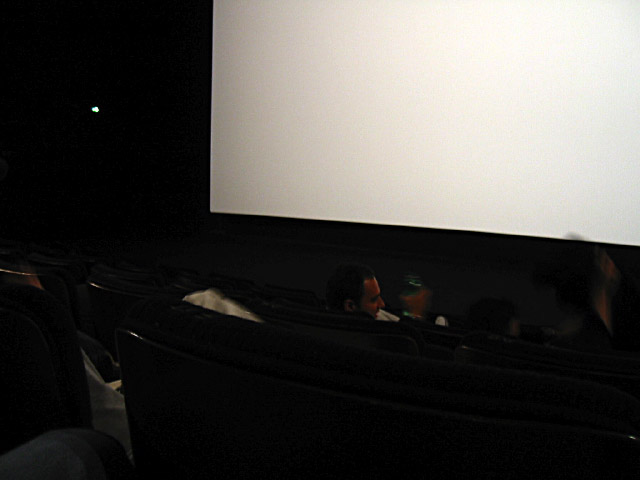 Nous nous installons dans la salle