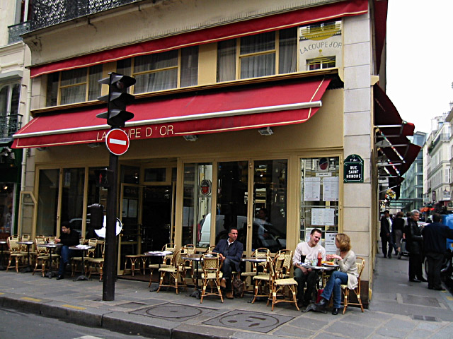 Nous allons dans un café