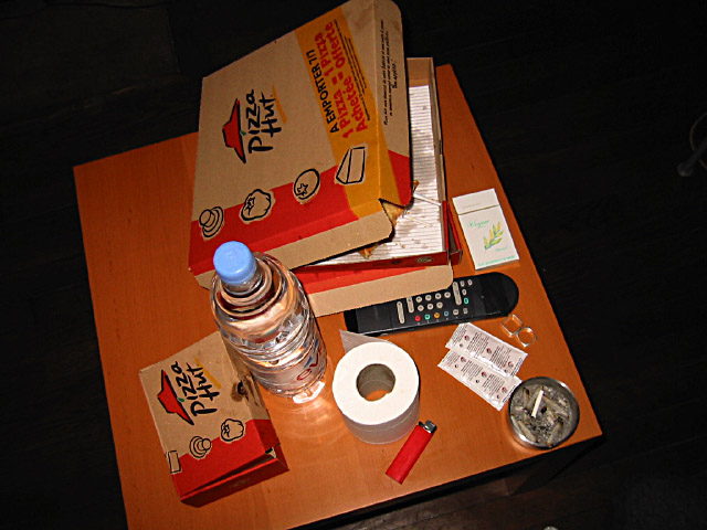 Nous nous faisons livrer une pizza