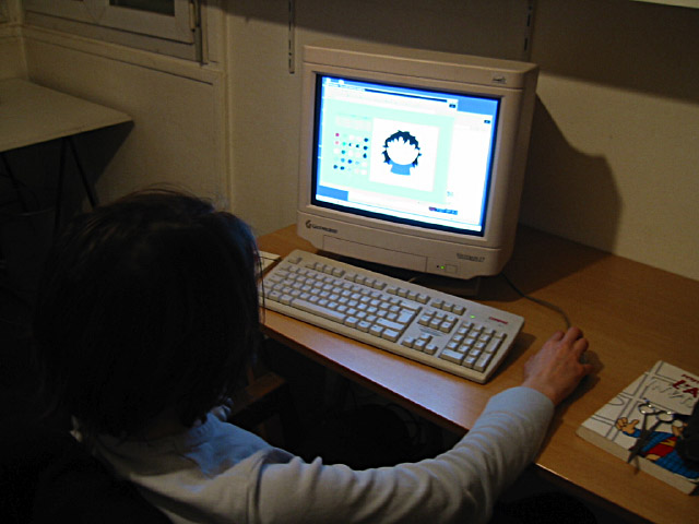 Sabine s'amuse sur Internet