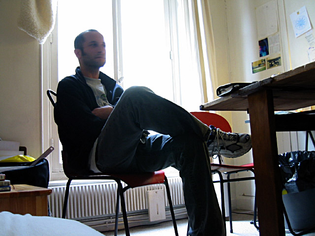 J'arrive chez E B. Elle est avec un copain