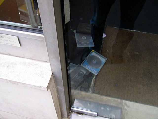Je rapporte la cassette vidéo empruntée la veille