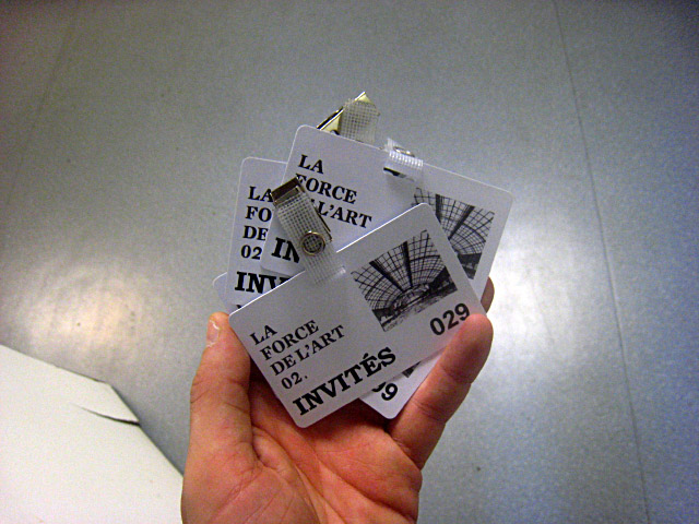 On me remet des badges 'invités'