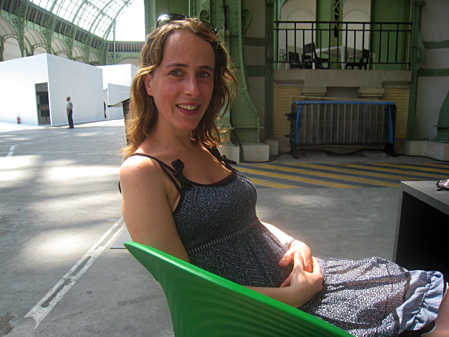 Je discute avec Cécile. Elle est enceinte et va se marier