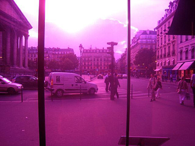 Place de la Madeleine vu depuis l'intérieur de Fauchon