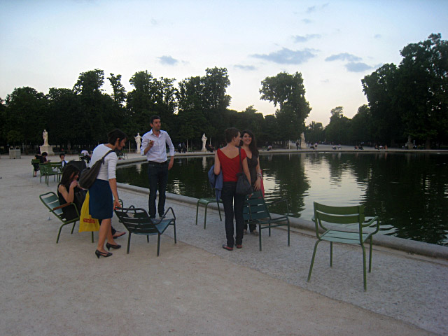Nous nous installons près du bassin