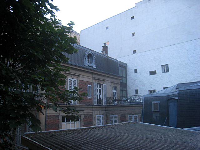 Je regarde à la fenêtre