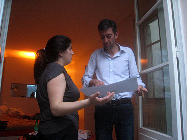 Aurore et Denis regardent des plans