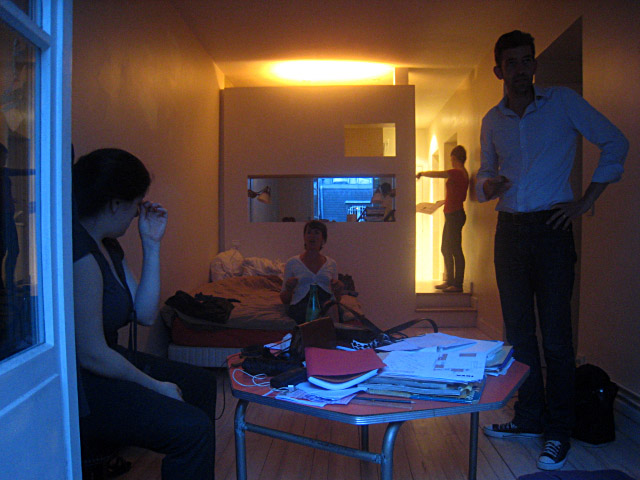 Nous nous installons tous dans la chambre d'Aurore