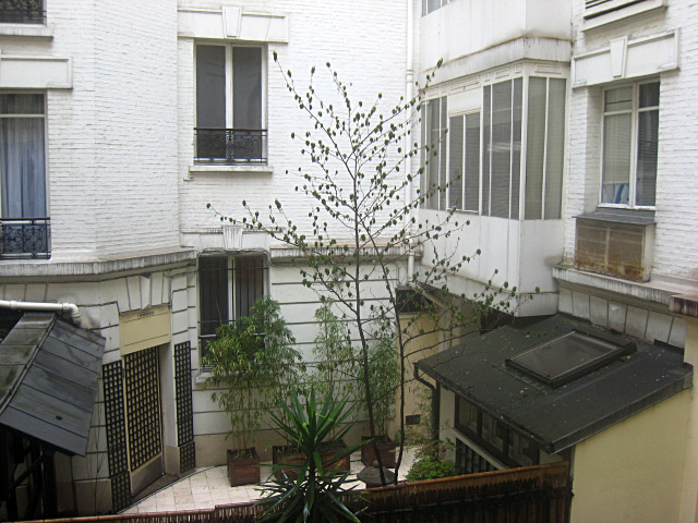 Je regarde à la fenêtre