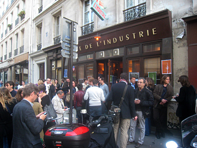 J'arrive au Petit Café de l'Industrie