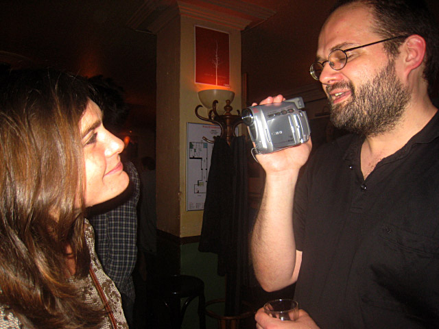 Un monsieur filme la soirée