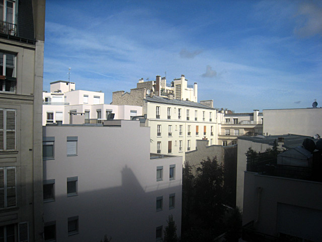 Je regarde à la fenêtre
