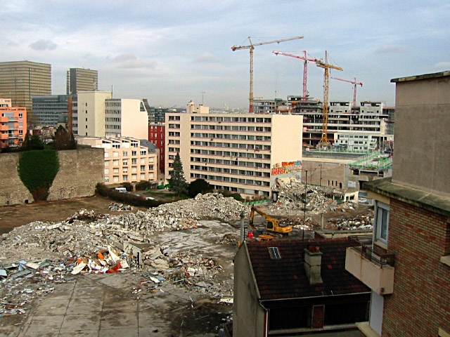 Je regarde à la fenêtre
