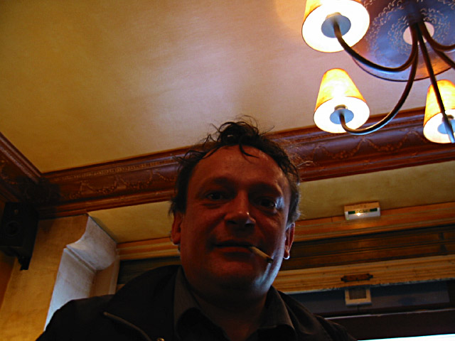 Je retrouve Yvan dans un bar juste à côté