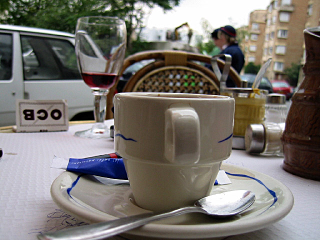 Je bois un café