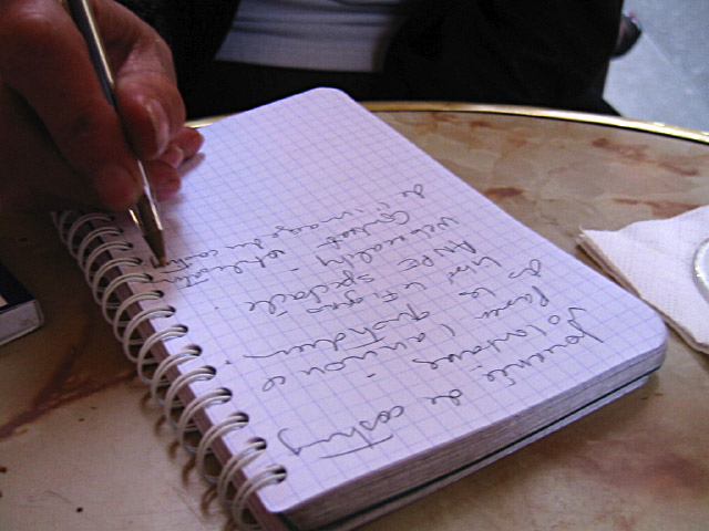 Anne-Marie prend des notes