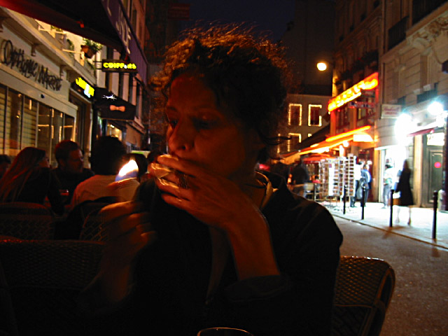Anne-Marie fume