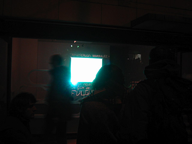 Une projection a lieu dans la rue