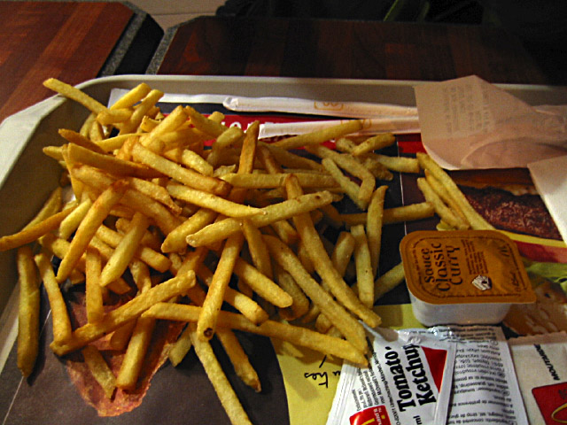 Je retrouve Sabine. Nous mangeons au Mac Do
