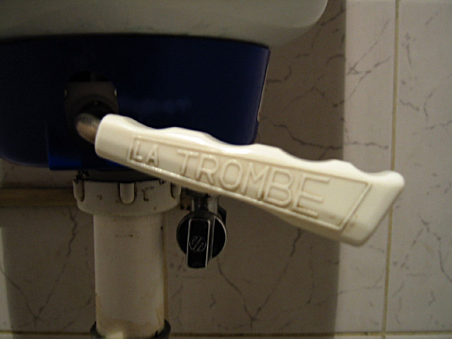 Je vais aux toilettes