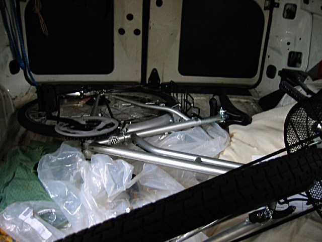 Je mets mon vélo dans sa camionnette