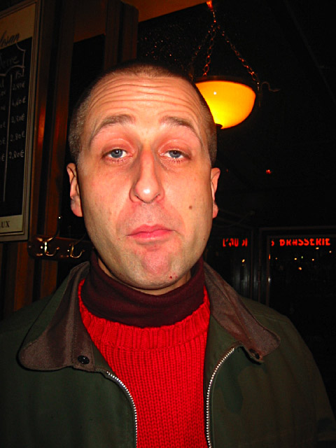 Je rejoins Edouard qui vient d'arriver dans le bar