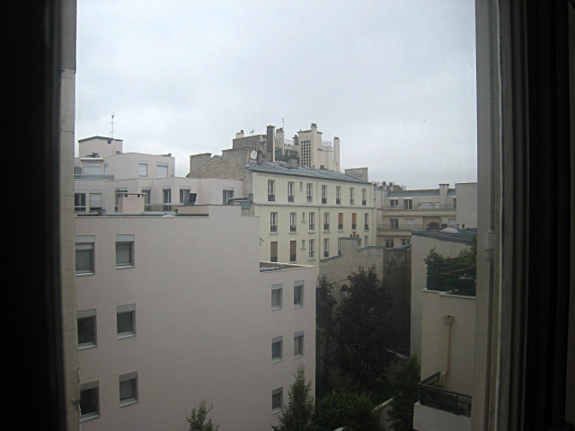 Je regarde à la fenêtre