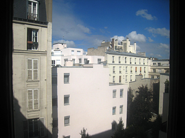 Je regarde à la fenêtre