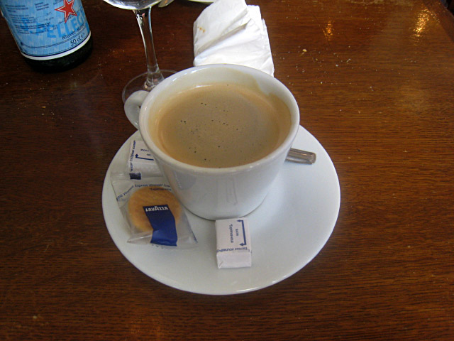 Je bois un café