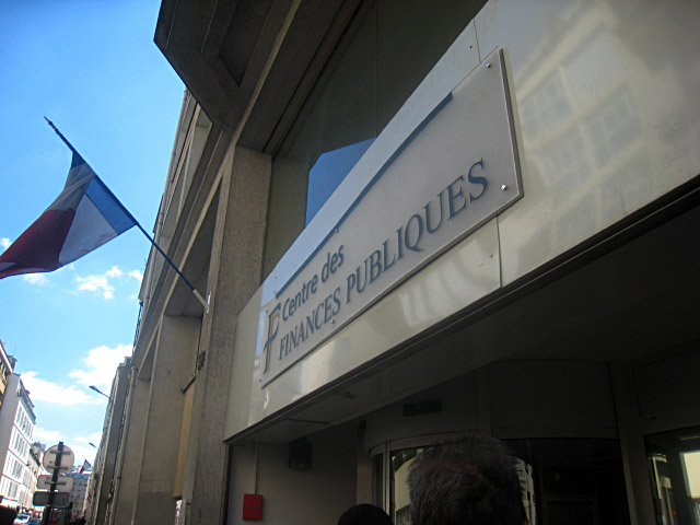 Je vais au centre des impôts