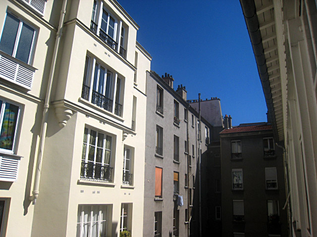 Je regarde à la fenêtre