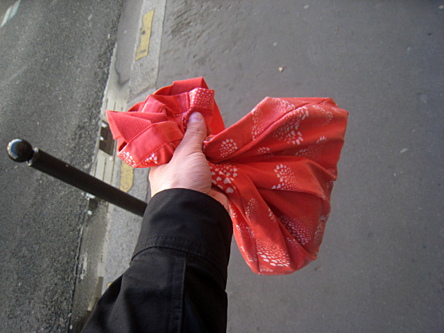 Je prends les affaires de Marjolaine afin de lui rendre