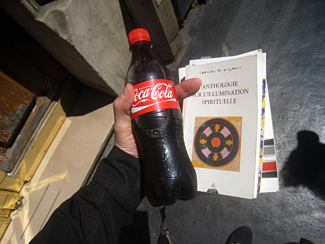 J'achète un coca. Marjolaine me rend des livres