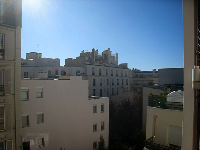 Je regarde à la fenêtre